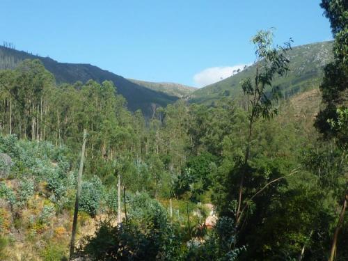 _Desfiladero del rio Pedras, el margen izquierdo es parte de una ladera de A Curota, imagen tomada desde Aldea Vella, Santa Cruz de Lesón, Pobra do Caramiñal.
En este lugar hay un afloramiento de esquisto micáceo de Andalucita. (Autor: Rafael varela olveira)