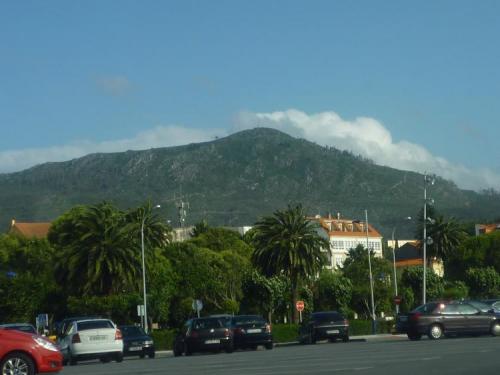 _Una perspectiva del emblemático monte A Curota, ubicado en plena Sierra del Barbanza, imagen tomada desde los jardines de Pobra do Caramiñal. (Autor: Rafael varela olveira)