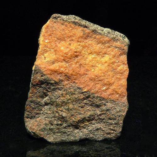 Gneis de anfibolita.
Campo base del Broad Peak (5.400 m.s.n.m.), Baltoro, Karacorum, Skardu D., Baltistán, Pakistán.
3 x 2 x 0,6 cm
Gneis de alto grado de metamorfismo compuesto principalmente de ferrohornblenda, algo de cuarzo y granate. La veta naranja es de cuarzo con óxidos. (Autor: Josele)