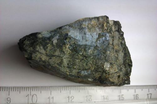 Piroxenita
Sierra Bermeja (Málaga, España)
Otra roca ultrabásica de la misma zona.  Mayor contenido en piroxeno; el olivino no aparece como fenocristales y hay presencia de serpentina. (Autor: prcantos)