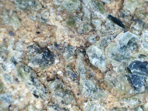 Detalle de la zona externa
Sierra Bermeja (Málaga, España)
20X
Cristales de olivino y piroxeno emergen de la matriz alterada de color rojizo. (Autor: prcantos)