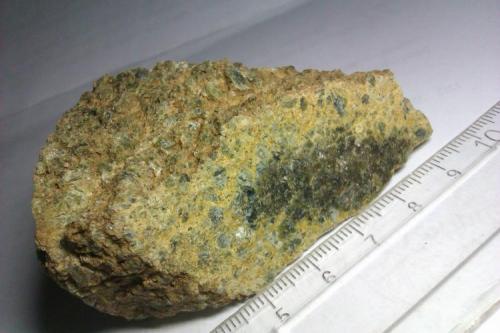 lherzolita (variedad de peridotita)
Sierra Bermeja (Málaga, España)
La fractura de este ejemplar revela una zonación debida a la meteorización de la peridotita: superficie externa rojiza, aureola amarillenta y núcleo fresco verde oscuro. (Autor: prcantos)