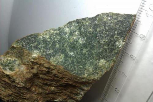 lherzolita (variedad de peridotita)
Sierra Bermeja (Málaga, España)
Olivino, ortopiroxeno y clinopiroxeno forman una roca intrusiva de grano grueso, muy homogénea en la fractura fresca, con una superficie de alteración de color rojizo debida a la meteorización.  Este ejemplar no tiene signos de serpentinización.  Es el fragmento más puro de manto terrestre que ha llegado a mis manos. (Autor: prcantos)