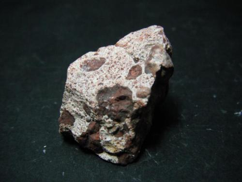 bauxita (hidróxidos/óxidos de aluminio)
Santa Maria de Miralles, Anoia, Barcelona, Catalunya, España.
3 x 2,5 x 2 cm. (Autor: Carles Rubio)