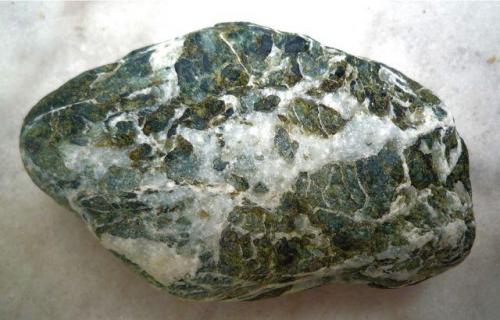 Oficalcita, cara A
Pontevedra.
Ancho de imagen 14 cm
La oficalcita está formada por serpentinas, derivadas de la alteración de rocas ultrabásicas y cementadas por calcita. (Autor: María Jesús M.)