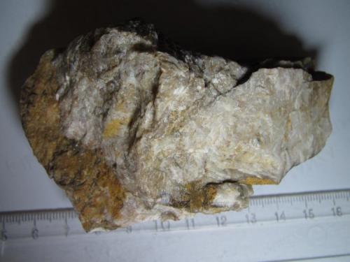 Carbonatita
Iron Hill Carbonatite Complex, Freemont County, Colorado (Estados Unidos)
Roca de grano grueso y aspecto homogéneo compuesta casi enteramente por calcita. (Autor: prcantos)