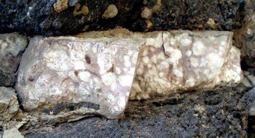 Filoncillo de fosforita rellenando la grieta de una roca volcánica.
Guayedra, Gran Canaria, España
Anchio del filón 5 cm (Autor: María Jesús M.)