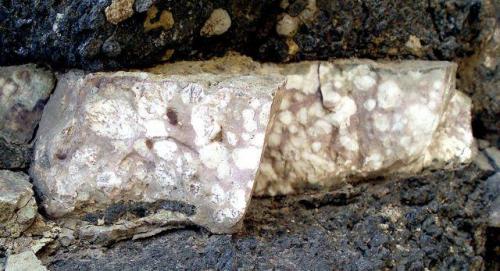 Filoncillo de fosforita rellenando la grieta de una roca volcánica.
Guayedra, Gran Canaria, España
Anchio del filón 5 cm (Autor: María Jesús M.)