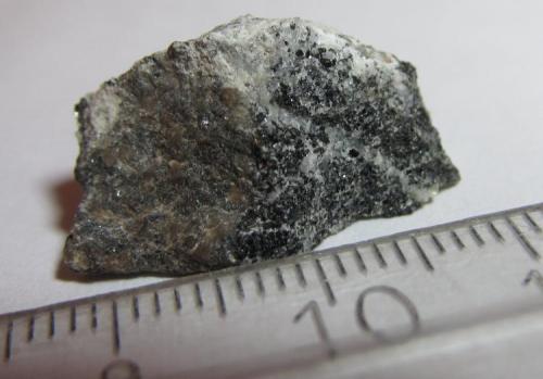 Sienita nefelínica
Monte St. Hilaire (Québec, Canada)
Roca de grano fino compuesta por feldespato alcalino y nefelina; se distinguen escamas de biotita. (Autor: prcantos)