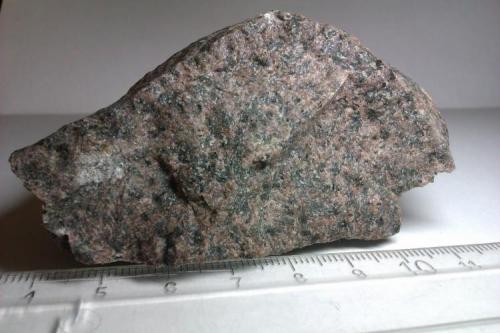 Fonolita
North Berwick Law (Escocia, Reino Unido)
Roca de grano medio formada principalmente por feldespato alcalino y feldespatoides; granos oscuros, probablemente de piroxeno. (Autor: prcantos)