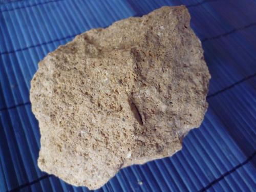 Eolionita "marés".
Son Veri, Llucmajor, Mallorca, Islas Baleares, España.
12 x 8 x 5 cm.
El marés es una roca producto de la mezcla de arenas fosilíferas con cimentación caliza carbonatada, a veces suelen aparecer mezcladas con conchas fósiles. Se formaron en el cuaternario. (Autor: Rafael varela olveira)