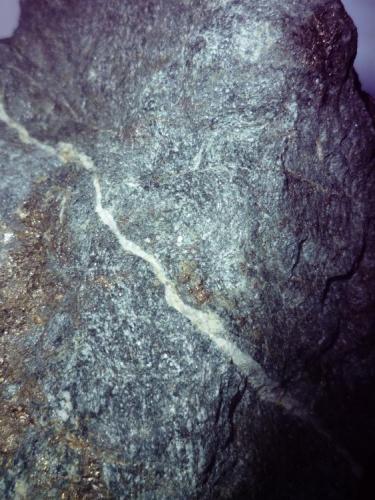 Anfibolita, con mineralización de sulfuros.
Mina de Bama, Touro, A Coruña, Galicia, España
15,5 x 13 x 12 cm.
Roca metamórfica formada durante el Precámbrico Algónquico.
Detalle de la muestra anterior. (Autor: Rafael varela olveira)