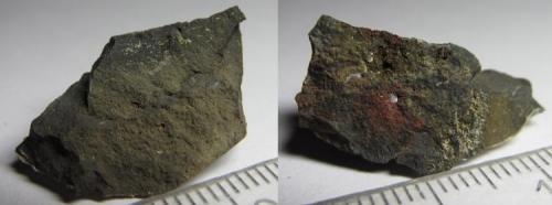 Dacita / Andesita
Complejo de Troodos, Chipre
Cara frontal y trasera del mismo fragmento.  Roca del nivel inferior de pillow-lavas. (Autor: prcantos)
