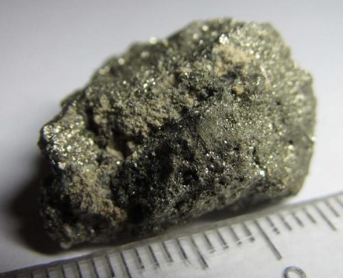 Sulfuro metálico (probablemente pirita)
Complejo de Troodos, Chipre
Mineral que aparece entre los dos niveles de pillow-lavas.  Probablemente pirita, ver http://www.foro-minerales.com/forum/viewtopic.php?t=8347 (Autor: prcantos)