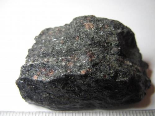 Granulita de granate
Procedencia desconocida
Otra granulita muy oscura que tengo desde hace muchos años, pues forma parte de mi primera colección de rocas metamórficas.  Lo malo es que en la caja no se facilitaba el lugar de procedencia. (Autor: prcantos)