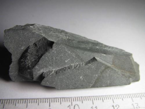 Argilita
Davidson County, North Carolina, Estados Unidos
7x2’5 cm.
La argilita es una roca arcillosa situada, como los primeros ejemplares de este post, en la antesala del metamorfismo de las rocas pelíticas, pero afectada por cierta alteración metasomática hidrotermal de baja temperatura. (Autor: prcantos)