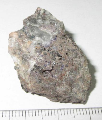 Greisen
Krupka, Bohemia, República Checa
3’5 x 2 cm.
Un greisen de casiterita, producto del metasomatismo de granitoides en fase pneumatolítica, en el que junto a pequeños cristales negros de casiterita se perciben granos de color violeta de fluorita.  La cara oculta en esta fotografía contiene un cristal de casiterita que muestro en mi colección de minerales: http://www.foro-minerales.com/forum/viewtopic.php?p=86430#86430 . (Autor: prcantos)