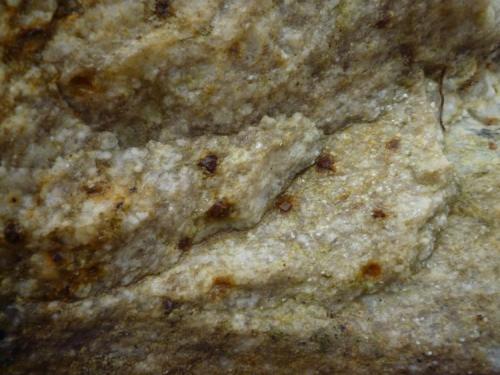 Aplita.
Rianxo, A Coruña, Galicia, España.
C.V. 4 x 3 cm.
Detalle de la aplita con algún diminuto granate. (Autor: Rafael varela olveira)