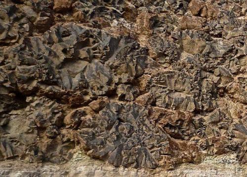 Lavas almohadilladas.
Barranco de Guanarteme. Las Palmas de Gran Canaria. España.
Altura aproximada unos 2,5 metros.
He intensificado el color para que puedan observar las hialoclastitas (rojizas) que rodean las lavas. (Autor: María Jesús M.)