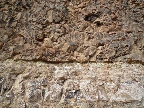 Lavas almohadilladas.
Barranco de Guanarteme. Las Palmas de Gran Canaria. España.
Altura aproximada unos 4 metros.
De arriba a abajo: Lavas almohadilladas, tobas y magnesita-esmectita. (Autor: María Jesús M.)