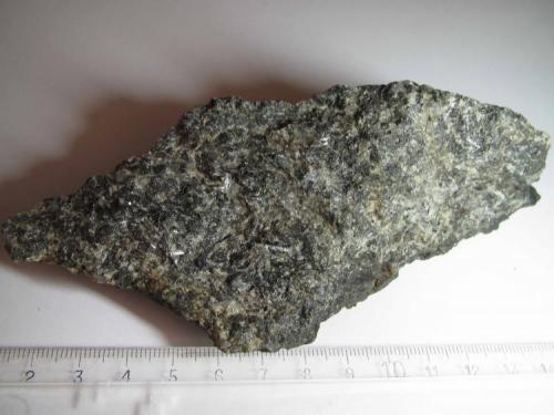 Troctolita
Kawishibi, Complejo de Duluth, Minnesota, Estados Unidos
16x6 cm.
Aspecto general.  Roca oscura de grano medio-grueso, con algunos cristales tabulares brillantes de plagioclasa. (Autor: prcantos)
