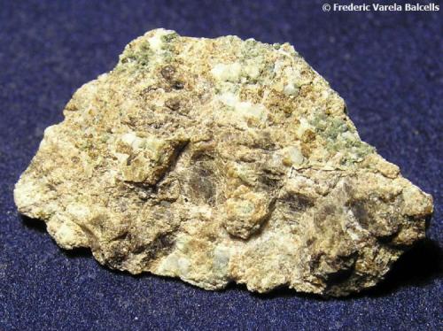 Corneana calcosilicatada. Otro detalle de la roca, el mineral verde es un piroxeno y el rojizo granate. 
3 x 2 cm (Autor: Frederic Varela)