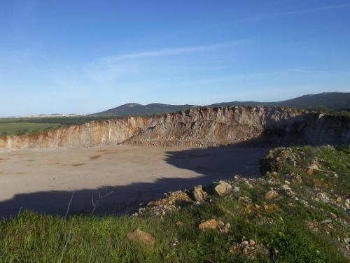 Corte de la cantera. Por encima se divisa al fondo la sierra de la mosca y parte de la ciudad de Cáceres. (Autor: Antonio GG)