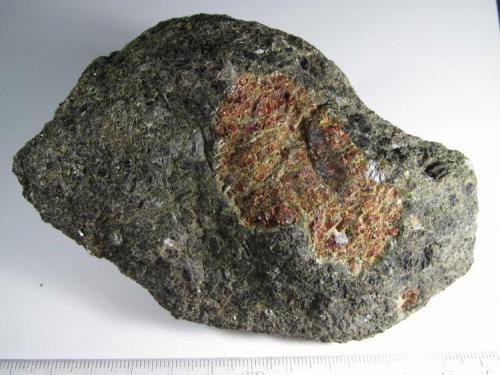 Hornblendita de granate
Barton Garnet Mines, Gore Mountain, Nueva York, Estados Unidos
12 x 8 cm.
Roca con estructura ígnea de grano grueso. (Autor: prcantos)