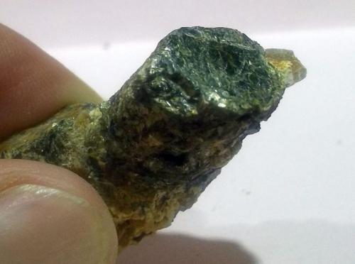 Granito
Cáceres, Extremadura, España
Cristal de 1,6 cm. de altura x 1,3 cm. de ancho
Detalle de uno de los cristales de mica biotita en un trozo de granito desprendido de la roca anterior. (Autor: Antonio GG)