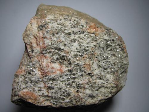 Metagranitoide
El Chive, Lubrín, Almería, Andalucía, España
7 x 6 cm.
Una roca granítica con manifiesta estructura ígnea relicta.  Escamas brillantes de mica negra y grandes feldespatos. (Autor: prcantos)