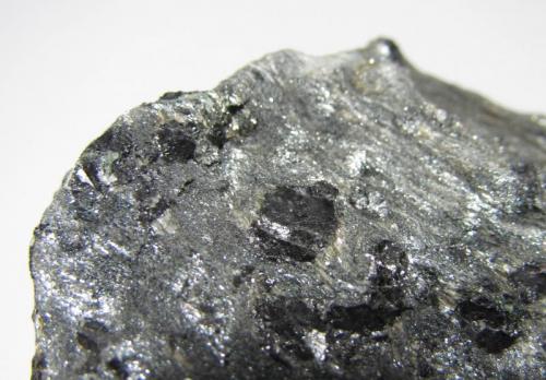 Esquisto de andalucita con hematites especular (detalle)
Champion Mine, Marquette County, Michigan, Estados Unidos
4 mm. el cristal en primer plano
Detalle de una de las placas de hematites especular. (Autor: prcantos)