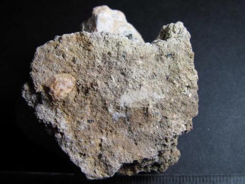 Tefrita leucítica
Orchi, Conca della Campania, Complejo Volcánico Roccamonfina, Provincia de Caserta, Campania, Italia
5 x 4 cm.
Roca clara de grano fino, con algunos granos negros de augita y fenocristales de leucita (uno rosado en primer plano, otro muy bien formado en la parte trasera, que pondré en mi colección de minerales). (Autor: prcantos)