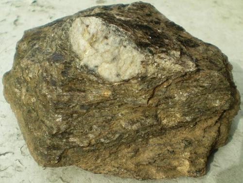 Micacita o Micaesquisto de Biotita Negro/Grisaceo
Hiendelaencina. Guadalajara. España
11x9x5,5 cm. Con un peso de 685 grs. (Autor: Juancho)