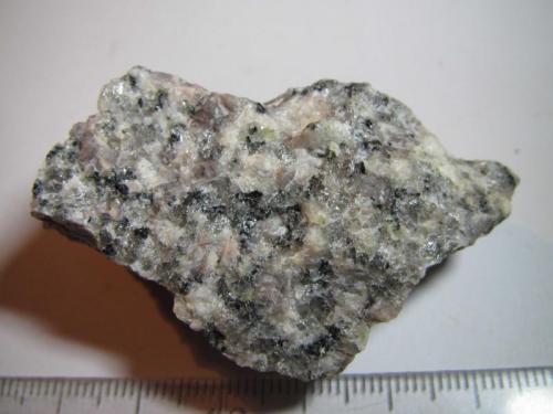 Monzonita
Wilson County, North Carolina, Estados Unidos
5’5 x 3’5 cm.
Se observan los dos tipos de feldespato: alcalino (rosado) y plagioclasa (blanca); el cuarzo gris, la mica negra y algunos granos verdes, probablemente de diópsido. (Autor: prcantos)