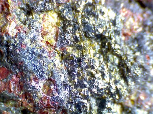 Harzburguita
Barranco de Guayedra, Las Palmas de Gran Canaria, España
60X
Es llamativo que los cristales de olivino son mucho mayores que los cristales de piroxeno de la matriz (microcristalina). (Autor: prcantos)