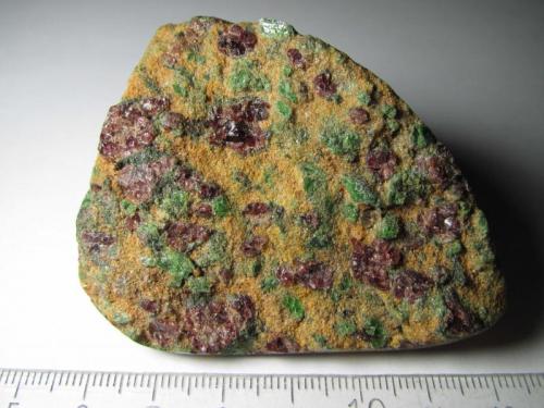 Peridotita (lherzolita) con granate
Almklovdalen, Vanylven, Møre og Romsdal, Noruega
6’5 x 5 cm. (Autor: prcantos)