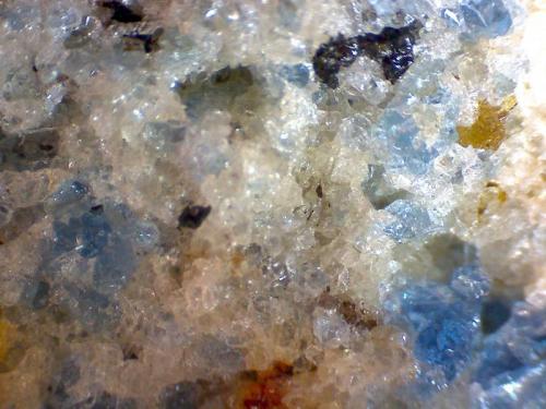 Fonolita
Niedermendig, Mendig, Complejo volcánico del lago Laach, Eifel, Rheinland-Pfalz, Alemania
60X
Vista en detalle.  Se aprecia la estructura finamente cristalina y el carácer poroso (o no demasiado compacto) de la roca, fácilmente deleznable y delicada. (Autor: prcantos)