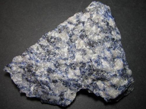 Sienita nefelínica con sodalita
Bahia, Brasil
7’5 x 6’5 cm.
Es la roca llamada "granito azul bahía".  Ver el magnífico hilo "Las rocas ornamentales en Brasil": http://www.foro-minerales.com/forum/viewtopic.php?p=33796#33796 . (Autor: prcantos)