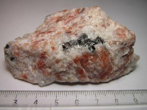 Pegmatita feldespática
Bjordam, Bamble, Telemark, Noruega
7 x 4 cm.
Cuarzo incoloro, feldespato ternario blanco y rosado (sunstone) y biotita negro-verdosa en escamas. (Autor: prcantos)
