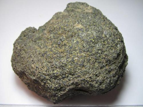 Basalto alcalino con olivino
El Peñón, Alamedilla, Granada, Andalucía, España
8 x 8 cm.
Una vulcanita básica de grano fino reconocible compuesta por olivino (verde, probablemente algo alterado a iddingsita), piroxeno (negro, probablemente augita o titano-augita) y plagioclasa (clara).  Lo clasifico como basalto alcalino con olivino atendiendo a la memoria del MAGNA50 (en este caso, al ser una roca cristalina, no hay que recurrir a la denominación TAS de traquibasalto). (Autor: prcantos)