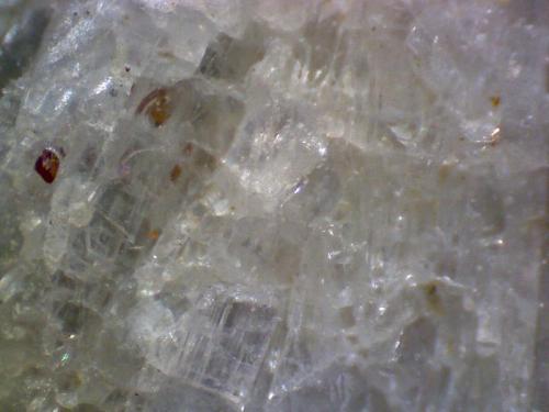 Eclogita (detalle)
Almklovdalen, Vanylven, Møre og Romsdal, Noruega
2 mm. ancho de campo
Detalle del mineral blanco, probablemente rico en zoisita. (Autor: prcantos)