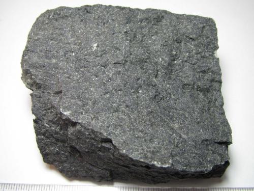 Microgabro olivínico (dolerita olivínica)
Waterswallows Quarry, Green Fairfield, Derbyshire, Inglaterra, Reino Unido
7’5 x 6 cm.
Roca negra microcristalina, sin componentes reconocibles. (Autor: prcantos)