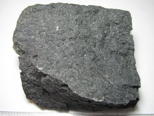 Microgabro olivínico (dolerita olivínica)
Waterswallows Quarry, Green Fairfield, Derbyshire, Inglaterra, Reino Unido
7’5 x 6 cm.
Roca negra microcristalina, sin componentes reconocibles. (Autor: prcantos)