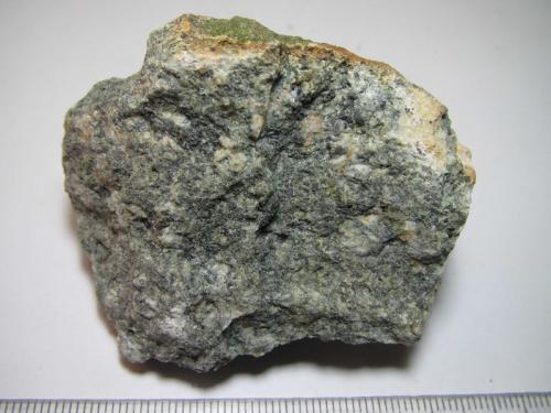 Microgabro (dolerita)
Mynydd Preseli (Preseli Hills), Pembrokeshire, Gales, Reino Unido
6 x 4 cm.
Otra cara de la misma roca, con granos blancos menores y evidente color verde-azulado. (Autor: prcantos)