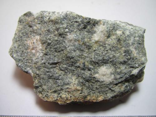 Microgabro (dolerita)
Mynydd Preseli (Preseli Hills), Pembrokeshire, Gales, Reino Unido
6 x 4 cm.
Esta dolerita porfídica de color verdoso con grandes granos claros, es la roca llamada "Preseli Bluestone", la roca empleada para construir Stonehenge (ver http://en.wikipedia.org/wiki/Bluestone#Bluestone_of_Stonehenge ; enlace normalizado por FMF).  Sin embargo, no son rocas autóctonas del lugar, sino que fueron llevadas hasta allí desde kilómetros de distancia, bien por un glaciar, bien por el hombre (como todo en Stonehenge, el transporte de los bloques también es un misterio...) (Autor: prcantos)