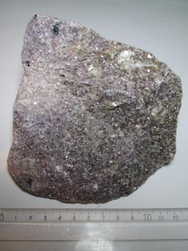 Pegmatita LCT con lepidolita
Varuträsk, Skellefteå, Västerbotten, Suecia
11’5 x 12 cm.
Pegmatita del tipo LCT (rica en Litio, Cesio y Tántalo) con cristales milimétricos de lepidolita violeta, la mica de litio. (Autor: prcantos)