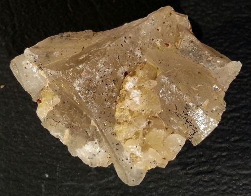 Fluorita, Calcita
Minas de Sant Marçal. Montseny. Viladrau. Osona. Girona. Cataluña.  España
3,5 x 3 x 2 cm
Pequeñisimas inclusiones de calcopirita dentro del cristal de fluorita (Autor: Javier Rodriguez)