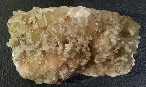 Fluorita, Calcita, Cuarzo
Minas de Sant Marçal. Montseny. Viladrau. Osona. Girona. Cataluña.  España
5,5 x 3,5 x 1,5 cm
La banda superior es fluorita, la media es calcita y la inferior cuarzo cristalizados. (Autor: Javier Rodriguez)