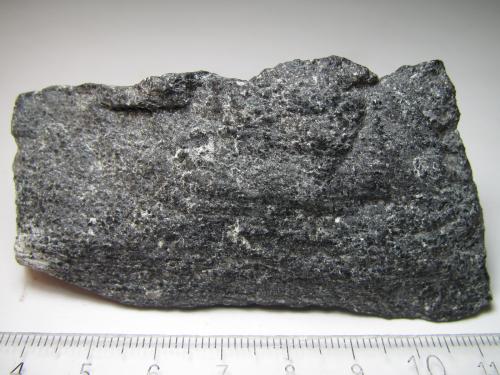Esquisto con cordierita
Cumbria, Inglaterra, Reino Unido
8 x 4 cm.
Una roca de esquistosidad grosera con pequeños gránulos oscuros de cordierita. (Autor: prcantos)