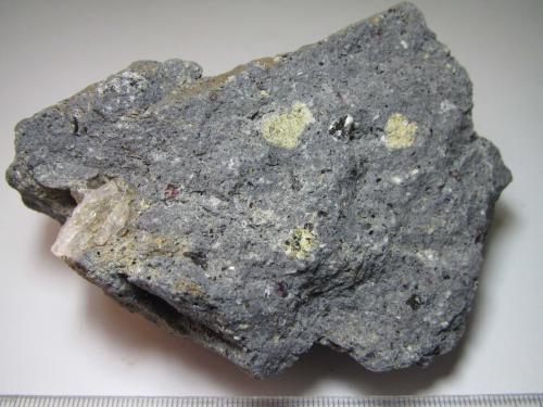 Dacita biotítica con cordierita y almandino
El Hoyazo, Níjar, Almería, Andalucía, España
10’5 x 7’5 cm.
La misma roca por el otro lado muestra un gran cristal fracturado o corroido de cuarzo (izquierda). (Autor: prcantos)